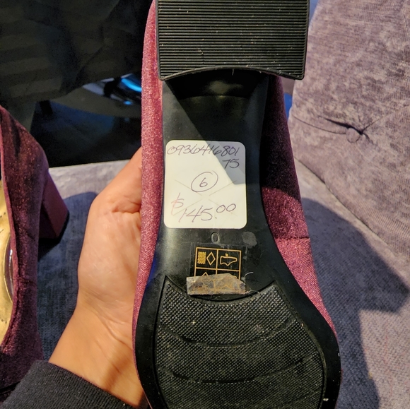 Bandolino velvet think heels 👠 - Picture 4 of 5